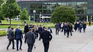 Abgeordnete und Gäste gehen von der Kirche in den Landtag
