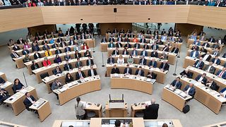 Die Abgeordneten im Plenarsaal während der konstituierenden Sitzung