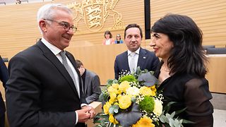 Landtagspräsident Thomas Strobl gratuliert der stellvertretenden Landtagspräsidentin, Muhterem Aras, zu ihrer Wahl
