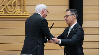 Landtagspräsident Strobl gratuliert Ministerpräsident Özdemir zur Wahl im Plenarsaal