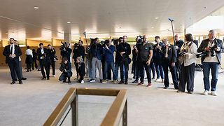 Menschen mit Fotoapparaten und Videokameras vor der Schreitetreppe