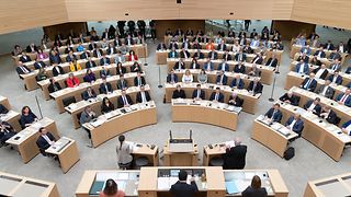 Die Abgeordneten im Plenarsaal während der konstituierenden Sitzung