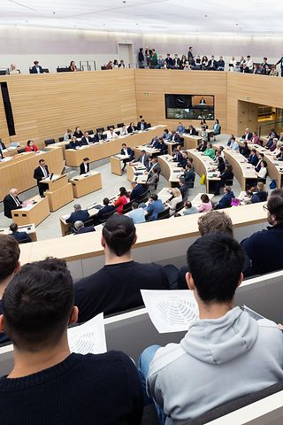 Besucher verfolgen die Plenarsitzung auf der Besuchertribüne im Plenarsaal