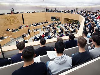 Besucher verfolgen die Plenarsitzung auf der Besuchertribüne im Plenarsaal