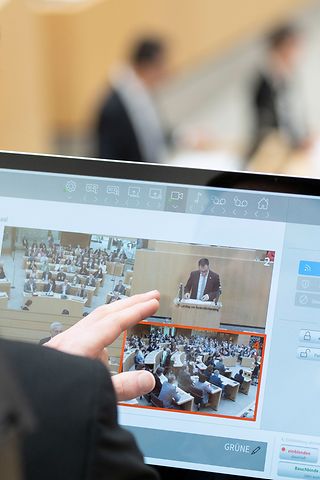 Das Regiepult auf der Tribüne im Plenarsaal