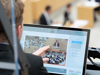 Das Regiepult auf der Tribüne im Plenarsaal