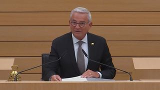 Landtagspräsident Strobl im Plenarsaal