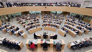 Besucher verfolgen Ministerpräsident Cem Özdemir bei seiner Regierungserklärung auf der Besuchertribüne im Plenarsaal