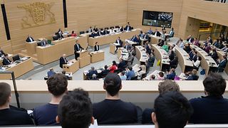 Ministerpräsident Cem Özdemir bei seiner Regierungserklärung im Plenarsaal