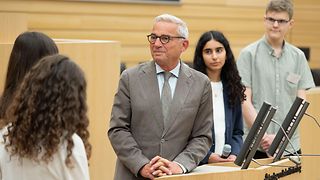 Landtagspräsident Thomas Strobl im Gespräch mit den Preisträgerinnen und Preisträgern