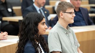 Die Preisträgerinnen und Preisträger hören der Rede zu