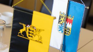 Die Landesflaggen von Bayern und Baden-Württemberg