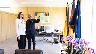 Thomas Strobl und Ilse Aigner unterhalten sich im Dienstzimmer des Präsidenten