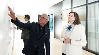 Thomas Strobl und Ilse Aigner schauen sich die Baden-Württemberg-Karte im Besucher- und Medienzentrum an