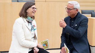 Ilse Aigner und Thomas Strobl lächeln sich an, Strobl zeigt einen Daumen hoch