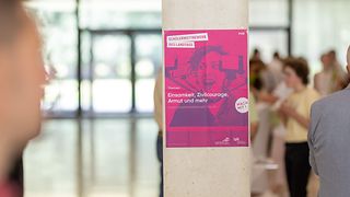 Im Foyer des Landtags hängt das Plakat des 68. Schülerwettbewerbs