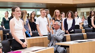 Landtagspräsident Thomas Strobl applaudiert den Preisträgerinnen und Preisträgern