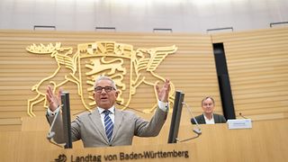 Landtagspräsident Strobl steht am Rednerpult und spricht 