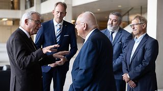 Landtagspräsident Thomas Strobl im Austausch mit der Delegation
