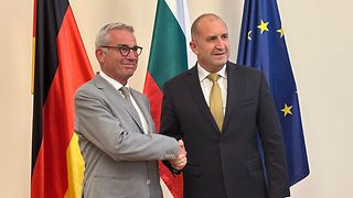 Foto vor den Flaggen