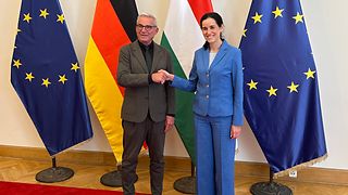 Foto vor den Flaggen