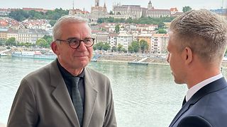 Gespräche vor Donaukulisse
