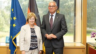 Generalkonsulin und Landtagspräsident vor den Flaggen