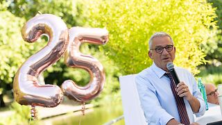 Landtagspräsident Thomas Strobl am Redepult vor Luftballons
