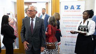 Landtagspräsident Thomas Strobl beim Rundgang