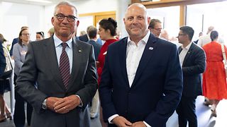 Landtagspräsident Thomas Strobl und Generalkonsul Brian Heath