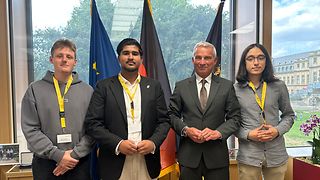 Gruppenbild der drei Quizgewinner mit Landtagspräsident Strobl in seinem Dienstzimmer