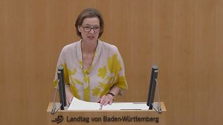 Beate Bube am Redepult