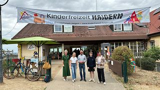 Gruppenbild des Präsidenten mit zwei Ehrenamtlichen und Vertretern des Landesjugendrings