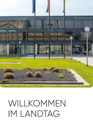 Titelseite des Flyers mit Ansicht des Landtagsgebäudes mit Flaggen