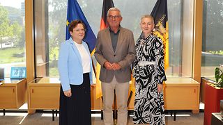 Dr. Annette Holuscha-Uhlenbrock (links; Direktorin des Caritasverbands der Diözese Rottenburg-Stuttgart e.V.); Thomas Strobl und Birgit Schaer (rechts; Direktorin des Caritasverbands der Erzdiözese Freiburg e.V.)