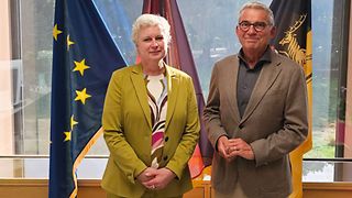 Dr. Britta Leise und Landtagspräsident Thomas Strobl vor den Flaggen im Dienstzimmer des Präsidenten