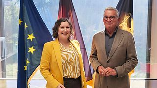 Jaana Espenlaub und Landtagspräsident Thomas Strobl vor den Flaggen im Dienstzimmer des Präsidenten