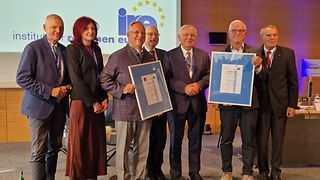 Landtagspräsident Strobl auf der Bühne mit Urkunde