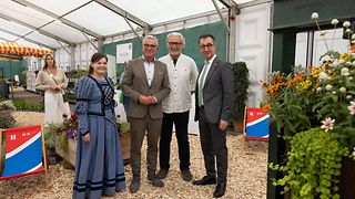 Gruppenbild mit Landtagspräsident Thomas Strobl in einer Messehalle