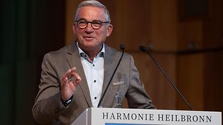 Landtagspräsident Thomas Strobl spricht ein Grußwort