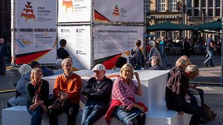 Menschen , die in Bremen an den Feierlichkeiten zum Tag der Deutschen Einheit teilnehmen