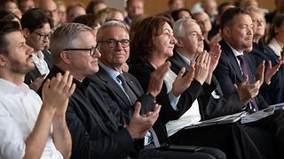 Gäste applaudieren