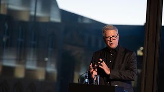 Prof. Dr. Frank Brettschneider hält die Festrede am Rednerpult