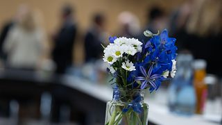 Blumen in einer Vase auf dem Tisch