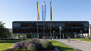 Vor dem Landtag von Baden-Württemberg weht die israelitische Flagge