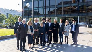 Ehrengäste vor dem Landtagsgebäude
