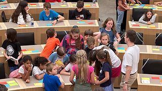 Kinder im Plenarsaal