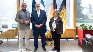 Landtagspräsident, Botschafter und Generalkonsulin vor den Flaggen