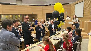 Kinder und Abgeordnete im Gespräch