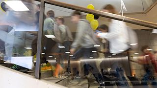 Kinder gehen die Schreitetreppe hinauf